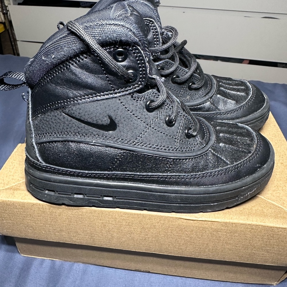 KIDS SIZE 12.5 NIKE BOOTS LIKE NEWW
